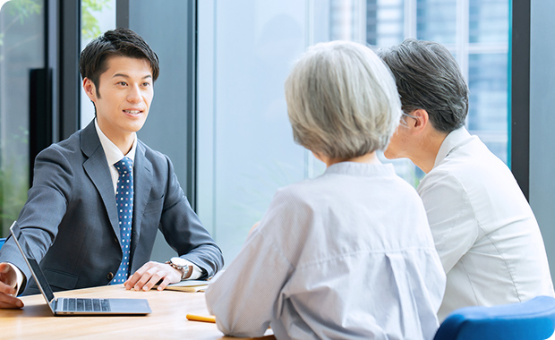 相続の相談を受ける様子