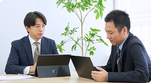 打ち合わせをする社員