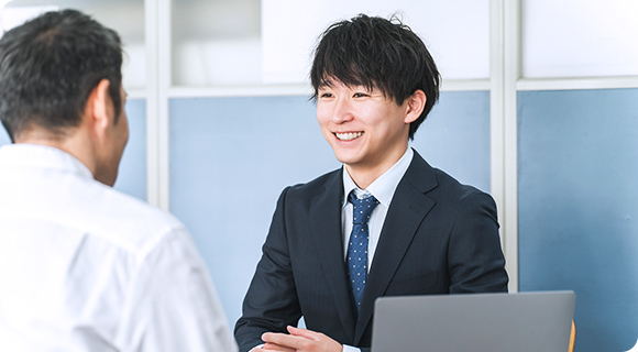 お客様の相談に応じる社員