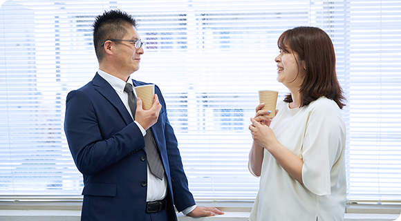 休憩中に会話する社員
