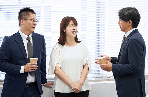 歓談する社員たち